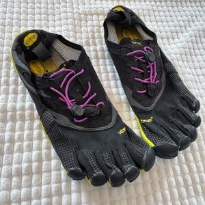 Vibram FiveFingers Black and Purple Toe Water Grip Shoes - size 37 (6)